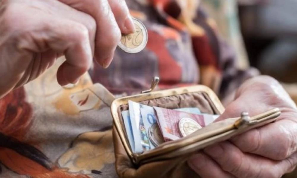 Τα φορολογικά βάρη "σκοτώνουν" μισθωτούς και συνταξιούχους